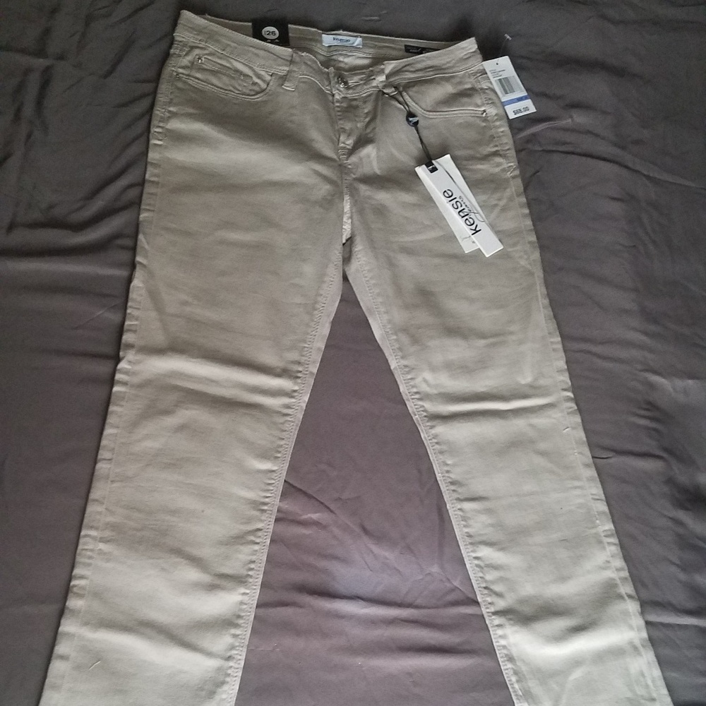 5 for 15! NWT Kenzie Light Khaki Straight Jeans